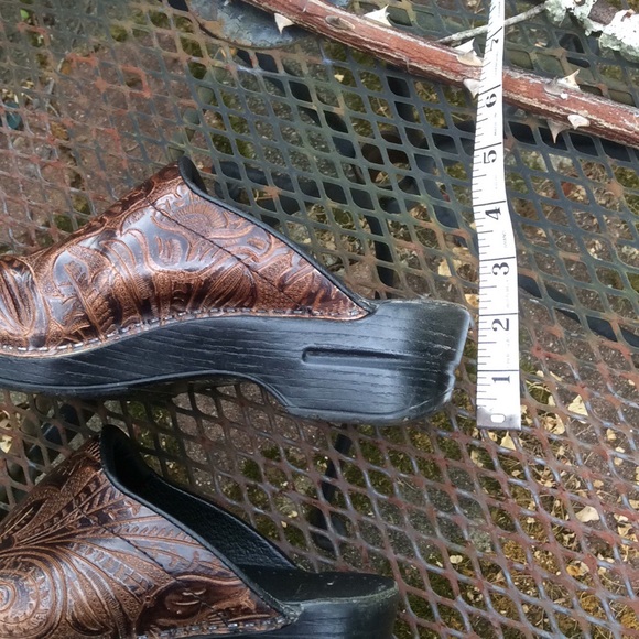 DANSKO Distressed tooled leather clog Size 9 - Picture 3 of 5